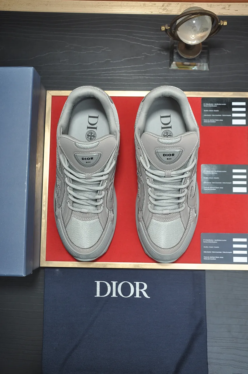 Men's men's shoes 💰: 540💶 (top original order) Brand: Dior (Dior) Standard code: Men's code 38-44 (45 customized) Grade: Same style as the official website Material: Top original cowhide stitched together Original wear-resistant and lightweight outsole Style category: Fashionable casual shoes Distinguished luxury brand elements top luxury Color: Real picture color